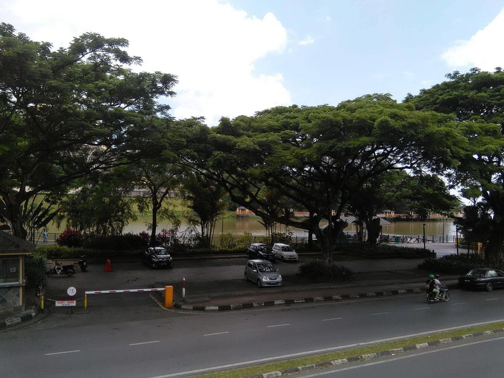Kuching Waterfront Lodge Exterior photo